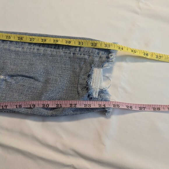 Silver Aiko Slim Crop Light Wash Size W26/L25 Distressed Jeans Color: Indigo - Picture 6 of 13
